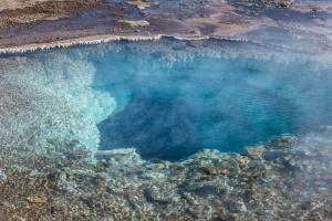 Thermal pools of boiling water. Geysir.