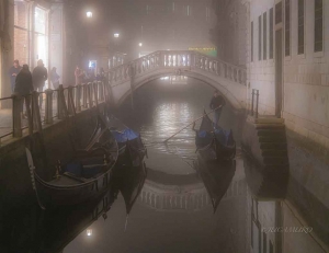 Ambiente en la ciudad una noche de niebla.