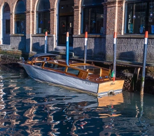 Lancha típica. Reflejos. Isla de Murano.