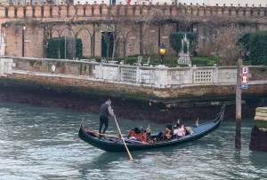 Canal, góndola y patio de casa señorial.