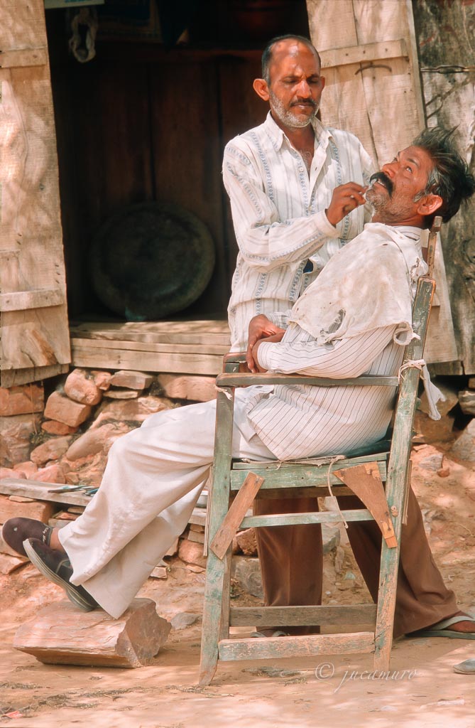 Barbería rural. Rajhastan. India.