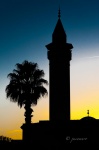 Alminar o minarete. Contraluz. Túnez.