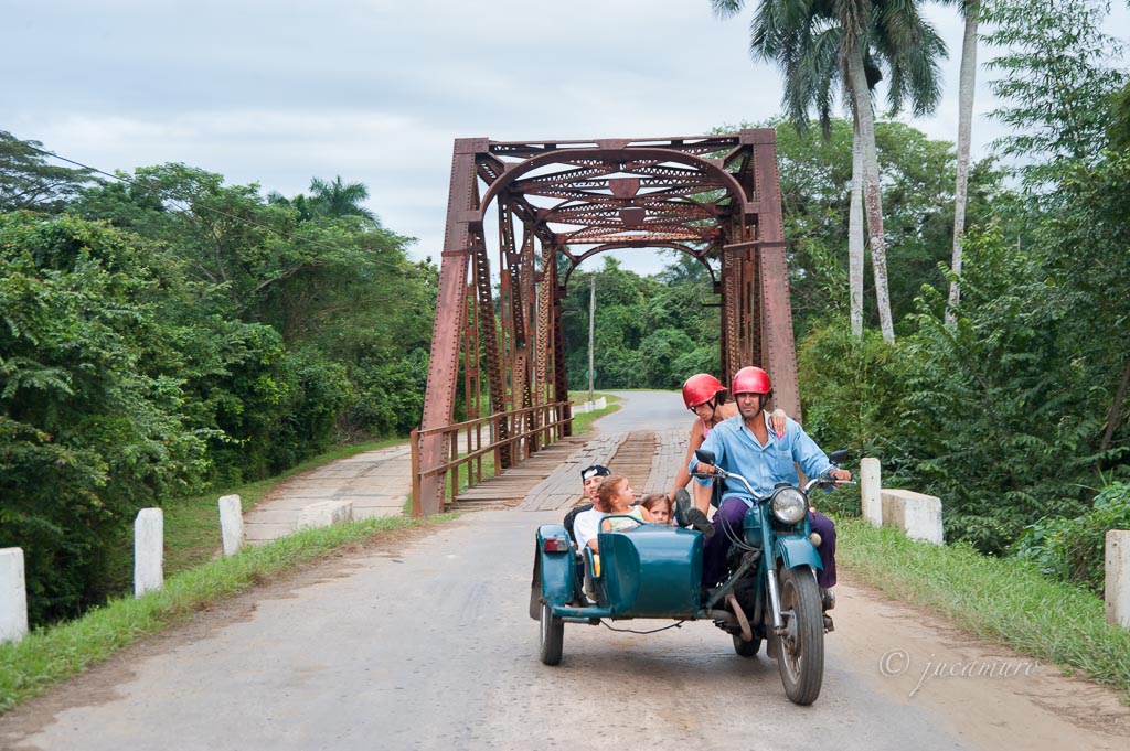 Familia en moto con sidecar. Guanacabibes. Sandino. Pinar del Río. Cuba.