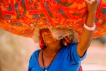 Mirada de mujer cargando fardo de paja. Mondawa. Rajhastan. India.