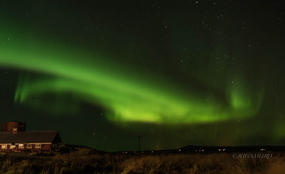 Aurora boreal. Granja rural.