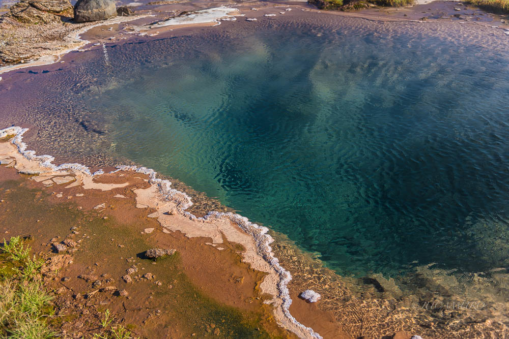 Thermal pools of boiling water. Geysir.