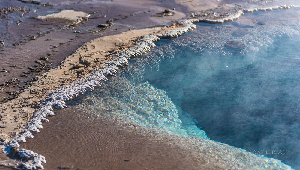 Thermal pools of boiling water. Geysir.