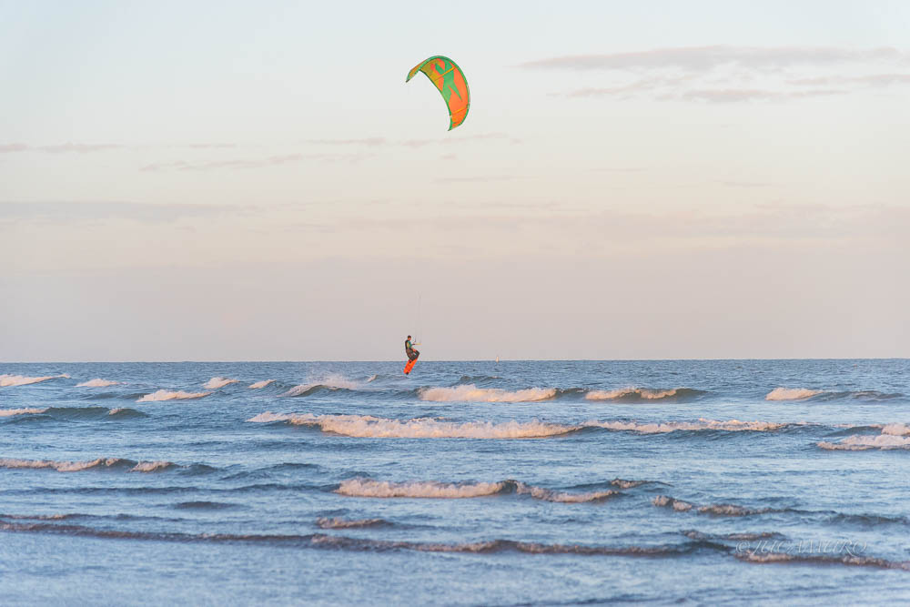 Kitesurfing en playa  de Punta del Moral. Ayamonte. Andalucía. España..