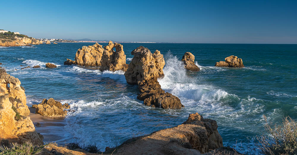 Escollos costeros. Algarve. Portugal.