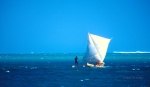 Barca de pescadores regresando a playa de Ifaty. Océano Índico. Madagascar.