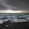 Fragmentos de hielo glaciar.Playa de los Diamantes. Hielo procedente de la laguna glaciar Jökulsárlón. Islandia.