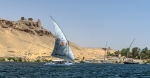Faluca navegando por El Nilo en Asuán.