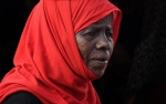 Mujer con pañuelo rojo. El Cairo. Egipto.