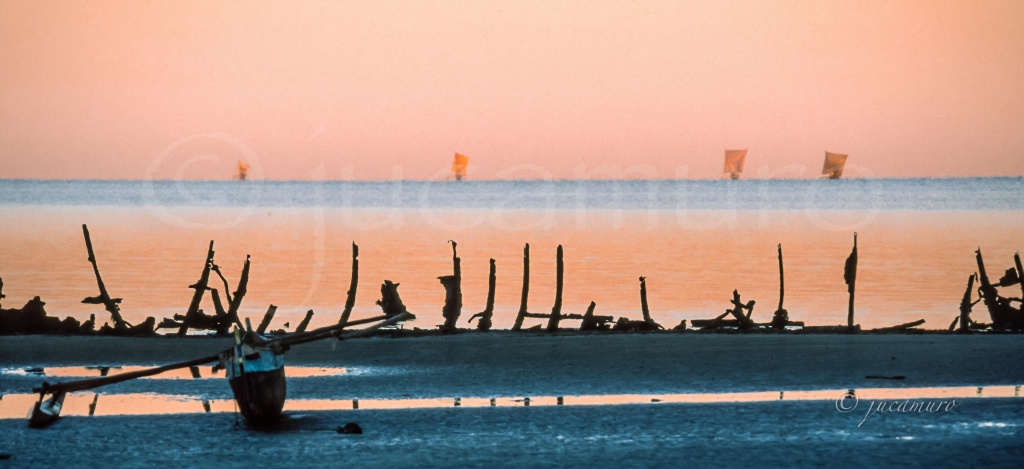 Ocaso en la costa oeste de Madagascar. Proscenio barca típica y esqueletos de barcos. Madagascar.