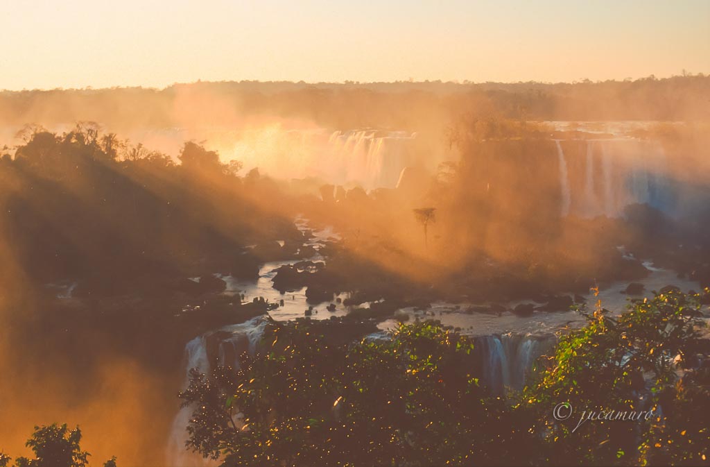 Cataratas de Iguazú. Convergencia fronteriza de Argentina, Brasil y Paraguay.