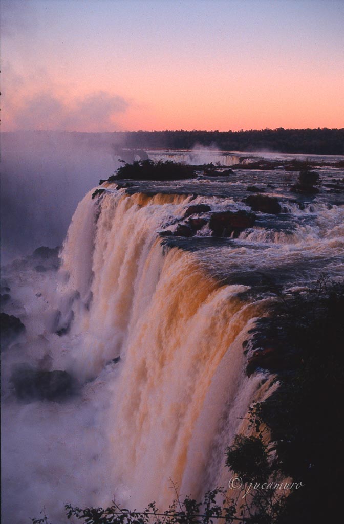 Cataratas de Iguazú. Convergencia fronteriza de Argentina, Brasil y Paraguay.