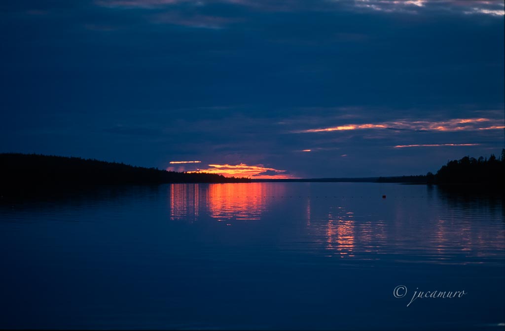 Sol de media noche. Lago Unari. Laponia finlandesa. Finlandia.