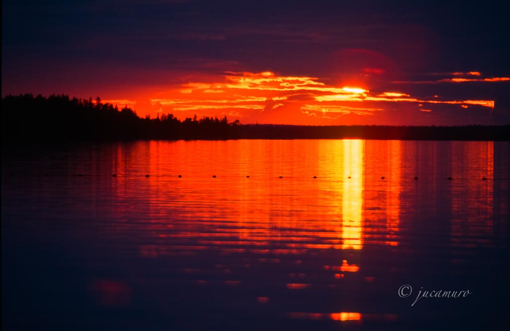 Sol de media noche. Lago Unari. Laponia finlandesa. Finlandia.