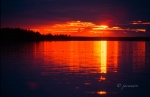 Sol de media noche. Lago Unari. Laponia finlandesa. Finlandia.