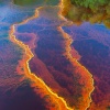 Fondo de río teñido. Rio Tinto. Nerva. Huelva. España.