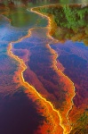 Fondo de río teñido. Rio Tinto. Nerva. Huelva. España.