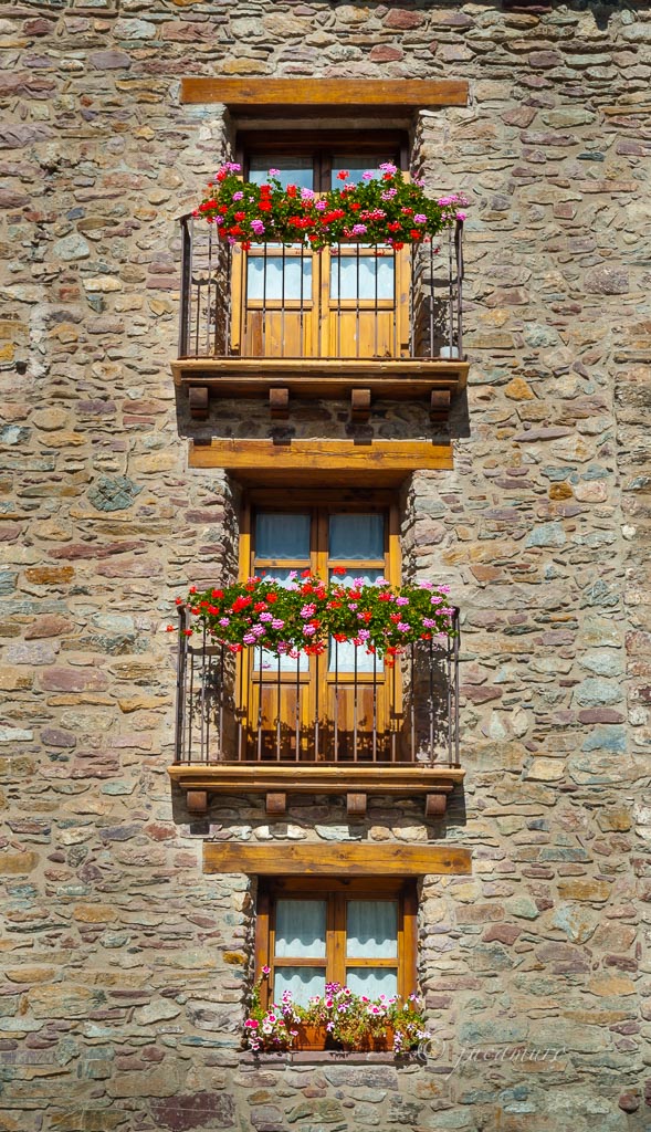 Ventanas con flores. Aragón. Plan. Pirineos. Huesca.