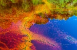 Fondo de río teñido. Riotinto. Huelva. España.