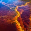 Fondo de río teñido. Riotinto. Huelva. España.