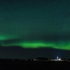 Aurora boreal. Iglesia y cementerio rural iluminados.