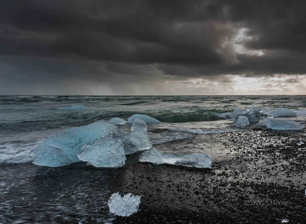 Bloques de hielo en la rompiente. Diamond Beach.