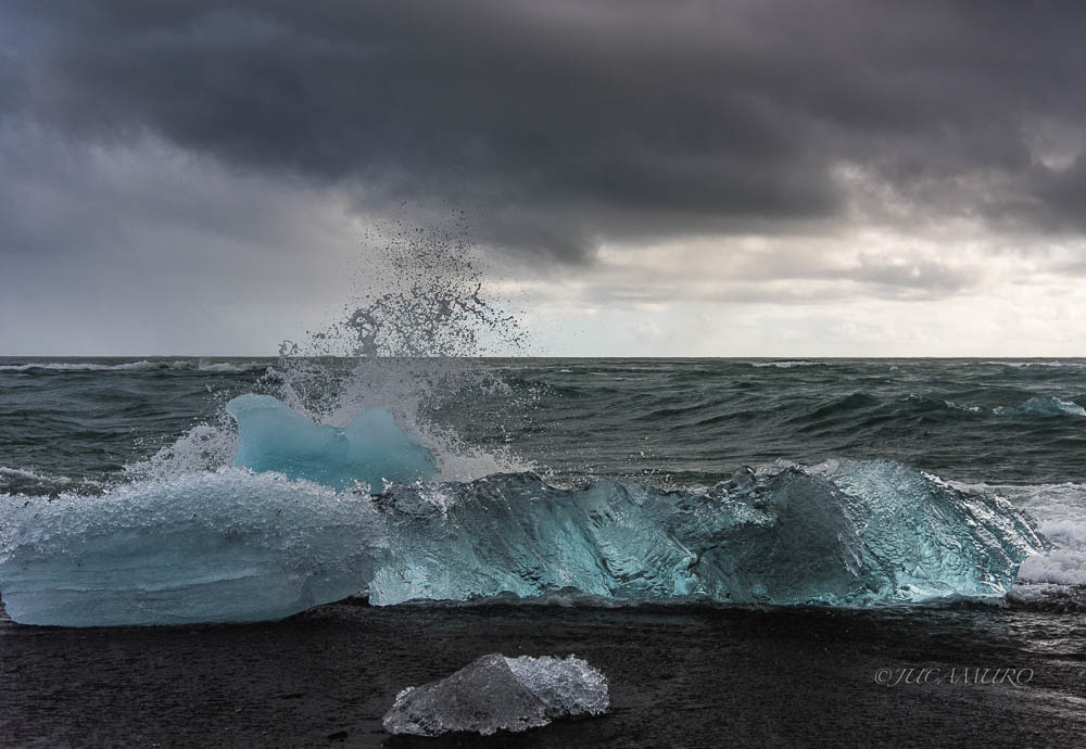 Bloques de hielo en la rompiente. Diamond Beach.