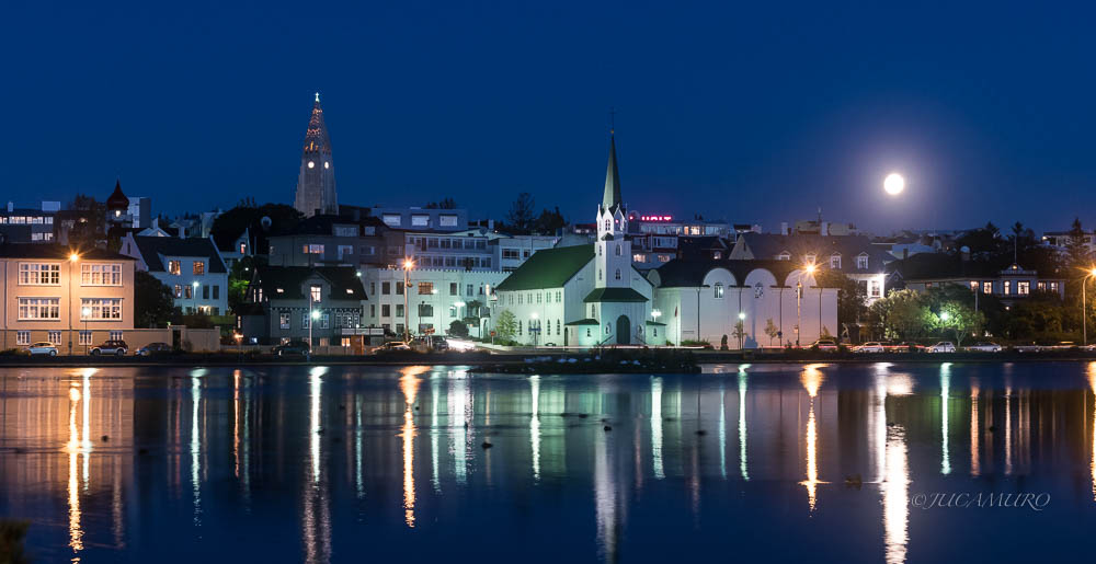 Toma nocturna en el lago Tjörn de Reikiavik