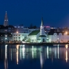Toma nocturna en el lago Tjörn de Reikiavik