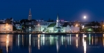 Toma nocturna en el lago Tjörn de Reikiavik