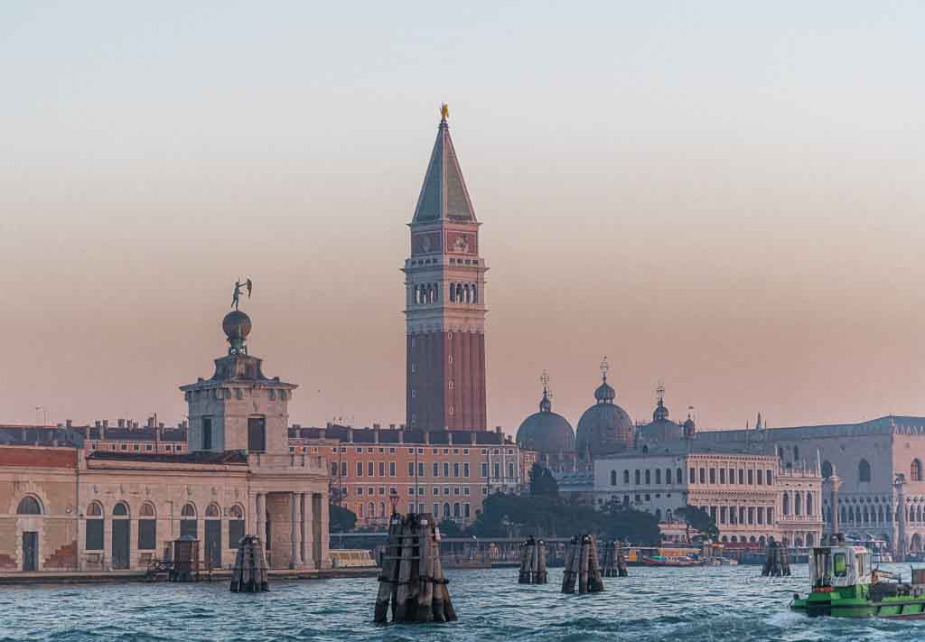 Plaza  de San Marcos desde el Gran Canal. Amanecer.