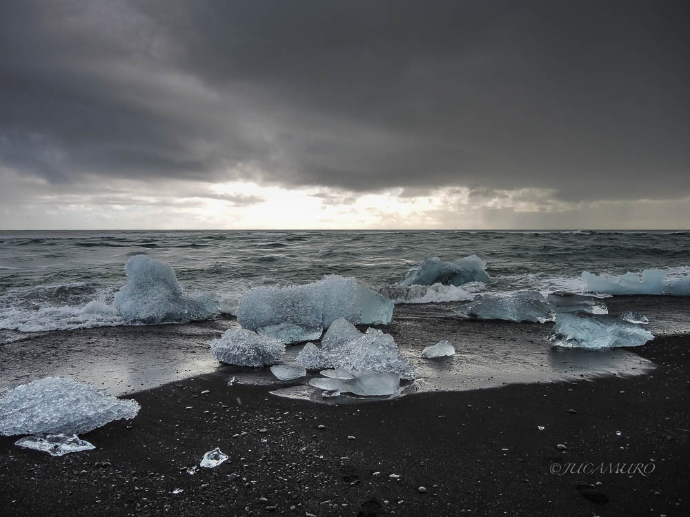 Fragmentos de hielo glaciar.Playa de los Diamantes. Hielo procedente de la laguna glaciar Jökulsárlón. Islandia.