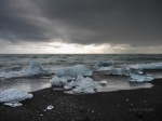 Fragmentos de hielo glaciar.Playa de los Diamantes. Hielo procedente de la laguna glaciar Jökulsárlón. Islandia.