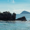 Costa de la Isla Floreana. Cono volcánico al fondo. Isla Galápagos. Ecuador. Sudamérica.