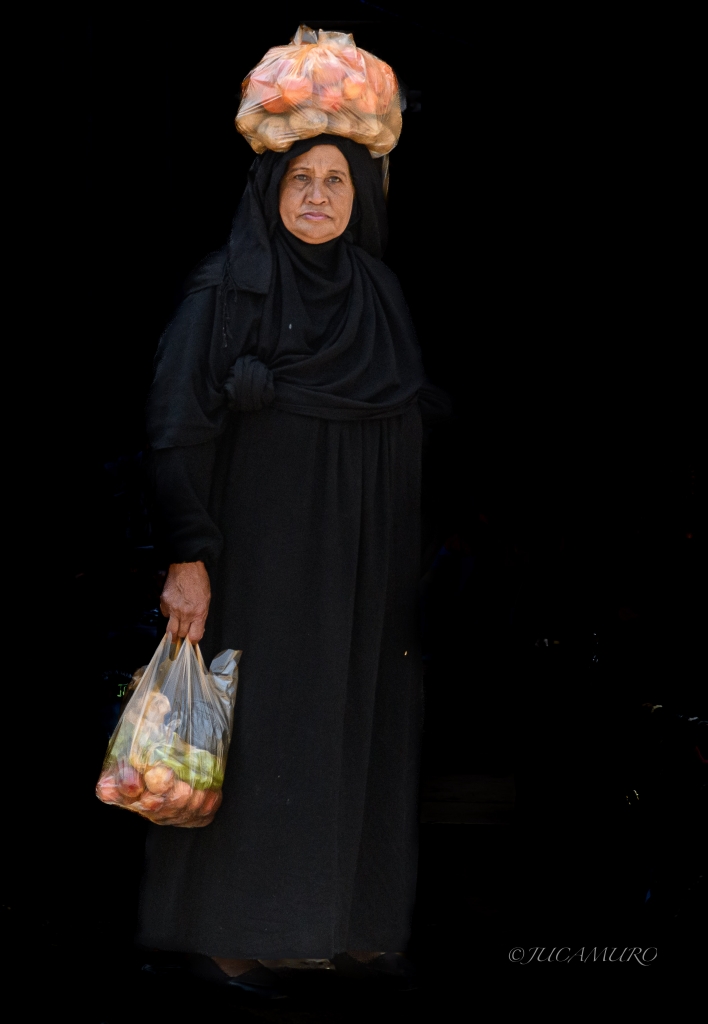 Volviendo del mercado. El Cairo.