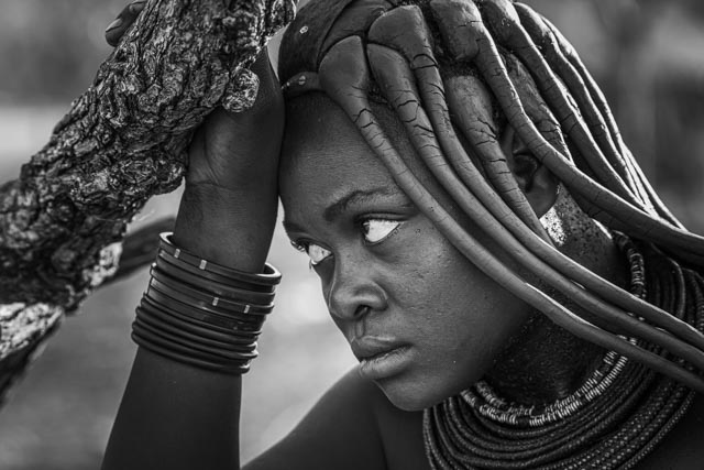 Mujer himba reflexiva.