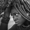 Mujer himba reflexiva.