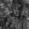 Niño etapa adolescente. Muñeco: transmisión de identidad.