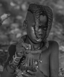 Niño etapa adolescente. Muñeco: transmisión de identidad.