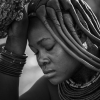 Mujer himba compungida.
