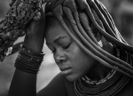 Mujer himba compungida.